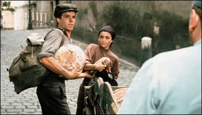 Quel livre de Gerald Green, devenu une série télévisée, racontait l'histoire d'une famille juive nommée Weiss ?