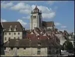 Le Doubs et des canaux baignent les pieds de cette ville, avec sa place Nationale et sa place aux Fleurs, o l'on peut admirer 'Les commres' de Boetcher.