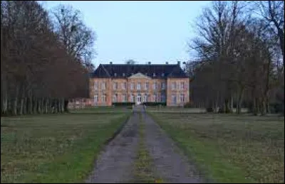 Nous sommes en Normandie, dans l'allée qui mène au château de Gauville, à Saint-Pierre-de-Cernières. Village de l'arrondissement de Bernay, il se situe dans le département ...