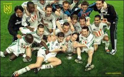 En finale de l'édition 2000, le FC Nantes l'emporte face au Calais RUFC (2-1), mettant ainsi fin au parcours de rêve du pensionnaire de CFA (National 2 actuellement). Quel fait marquant se produit après la rencontre ?