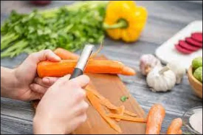 Que terme culinaire désigne le fait d'enlever la peau d'un légume ?