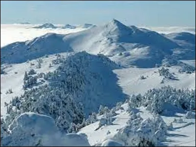 Géographie : 
Situé à une altitude de 1 720 m, dans quel département de la région Rhône-Alpes se trouve le crêt de la Neige ?