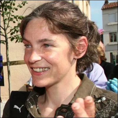 Quel chanteur a d&eacute;di&eacute; l�un de ses titres &agrave; sa fille C&eacute;cile ?