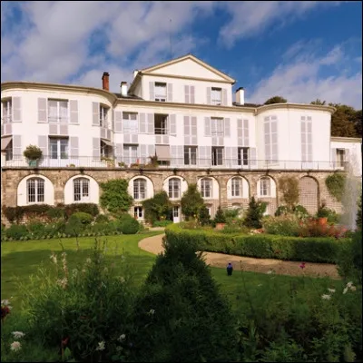 Quelle commune des Hauts-de-Seine est connue pour son parc qui abrite le pavillon de Breteuil, lieu de conservation du m&egrave;tre-&eacute;talon ?