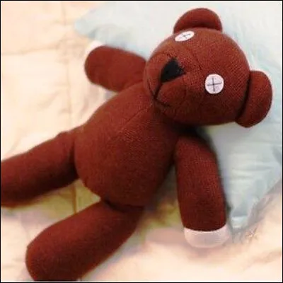 Dans quelle s&eacute;rie humoristique britannique le personnage principal a-t-il pour principal compagnon un ours en peluche appel&eacute; Teddy ?