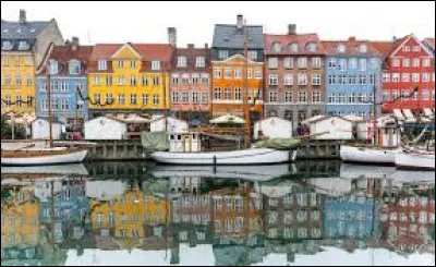 Culture : Que représente la statue que brûlent les Copenhagois le soir du feu de Saint-Jean ?