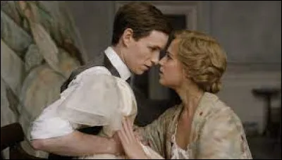 Art : Quel est ce film dont l'action se passe à Copenhague retraçant l'histoire d'amour et le destin remarquable de l'artiste danoise Lili Elbe, artiste peintre paysagiste estimée devenue la première femme transgenre de l'histoire à avoir obtenu des opérations de réassignation sexuelle ?