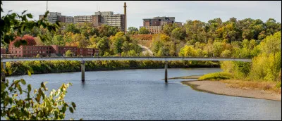 Quel écrivain a écrit le scénario du film "L'Eau vive" ?