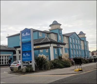 À quel chanteur doit-on le titre "Blue hotel" ?