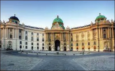 Lieu d'exception : Quelle famille a habité le palais de la Hofburg pendant plus de six siècles ?