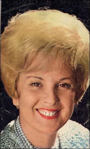 Annonait les programmes T. V... . en noir et blanc, c'est Catherine ...