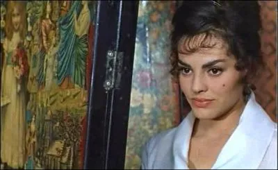 Elle est celle qui oppose Delon et Belmondo dans 'Borsalino', c'est Catherine ...