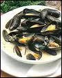 Gastronomie. Moules au vin blanc, oignons, persil et crme frache. Ce sont des moules...
