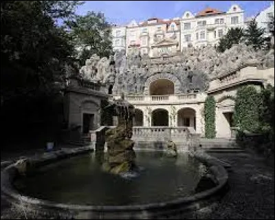 Insolite : Quelle anecdote concernant la ville de Prague est inexacte ?