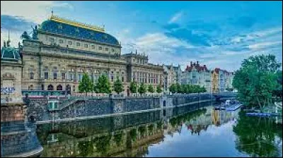 Géographie : Quelle rivière traverse la ville de Prague ?