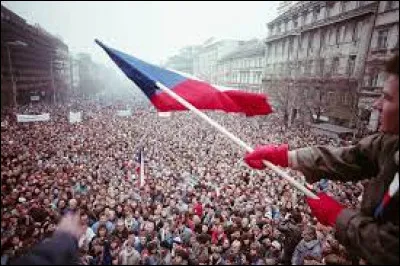 Histoire : Quel nom porte la révolution qui eut lieu à Prague en 1989 et qui précipita la chute du régime du Parti communiste tchécoslovaque ?