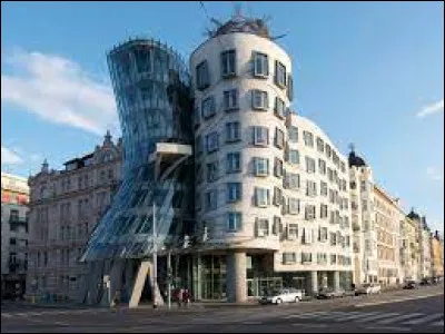 Lieu d'exception : Quel architecte célèbre est le coauteur de la maison dansante de Prague ?