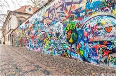 Monument : Quelle personnalité donne son nom à ce mur de street art ?