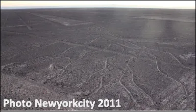 Quelle est cette ville en N située dans la région d'Ica au Pérou, célèbre pour ses géoglyphes datant de 600 avant J.C. ?