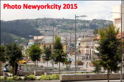 Quelle est cette ville en Q, capitale de l'Équateur située à 2 800 mètres d'altitude sur les flancs du volcan Guagua Pichincha ?
