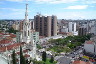 Quelle est cette ville en U, grand centre commercial et agricole de l'État de Minas Gerais au Brésil ?