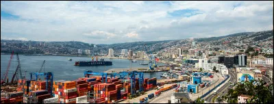 Quelle est cette ville en V, grand port international du Chili, capitale de la région qui porte son nom ?