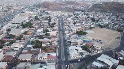 Quelle est cette ville en D d'Équateur, cité dortoir de Guayaquil la plus grande ville du pays ?