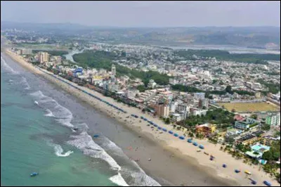 Quelle est cette ville en E d'Équateur, capitale de la province du même nom et plus grand centre de raffinage du pays ?