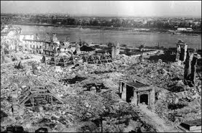 Histoire : À quel pourcentage a été détruite la ville de Varsovie après la Seconde Guerre mondiale ?