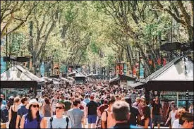 Combien de millions d'habitants y a-t-il dans Barcelone et sa grande couronne ?