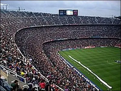 Le sport tient une place importante et en particulier le fameux FC Barcelone. Dans quel stade se déroulent les compétitions ?