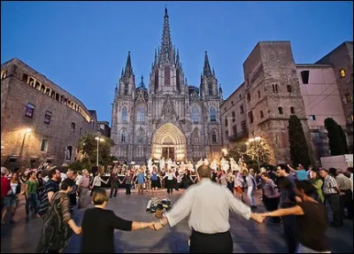Quelle danse traditionnelle de groupe se pratique l'été sur les places de Barcelone ?