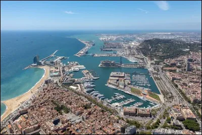 Quelle position occupe le port de Barcelone dans le pays ?