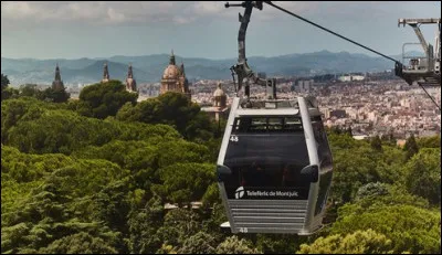 Comment se nomme la montagne au sud de Barcelone ?