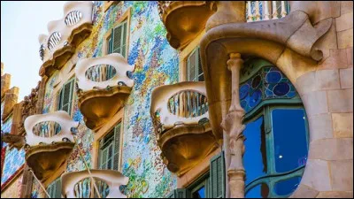 Quel est cet architecte catalan à l'origine de l'art nouveau ayant réalisé dans les années 1870-1920 les plus beaux édifices de la ville ?