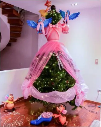 À qui appartient cette robe en guise de sapin ?