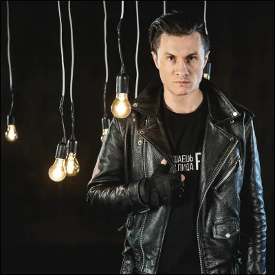 Grâce à quel groupe est-il devenu célèbre ?