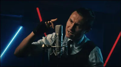 Sur quelle plateforme s'est-il fait connaître lors de ses débuts ?