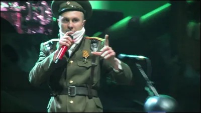 Lors de ses concerts, quel musicien ne l'accompagne pas ?