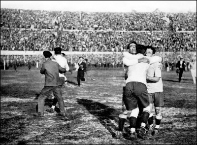 Le 30 juillet 1930, l'Uruguay bat l'Argentine et remporte la toute première Coupe du monde. Ce jour-là, quel joueur est devenu le premier à avoir marqué dans une finale ?