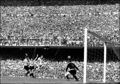 En 1950, la finale entre l'Uruguay et le Brésil revêt un caractère unique. Pourquoi ?