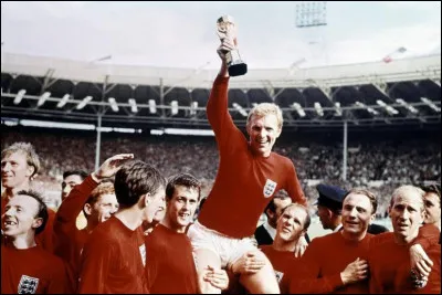 En 1966, l'Angleterre fait tomber l'Allemagne de l'Ouest en prolongations et remporte sa première et seule Coupe du monde grâce notamment à un triplé de Geoffrey Hurst. Le deuxième but de l'Anglais est très controversé. Pour quelle raison ?