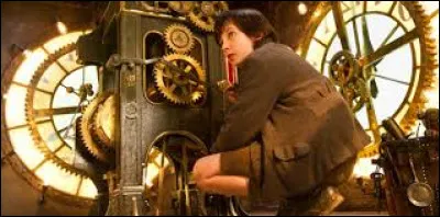 Cap sur 2015 ! J'ai alors 10 ans et j'effectue ma première rentrée au collège. Je suis déjà en sixième ! Cette année-là, mon professeur principal enseignait l'anglais et nous avait fait regarder un super film à la fin du premier trimestre. Observez bien la photo et dites-moi de quel film il s'agissait.