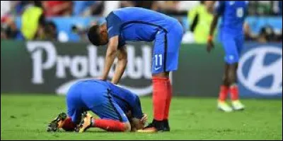 Bienvenue en 2016, j'ai actuellement 11 ans. Cette année-là, j'ai participé à une colonie de vacances qui se déroulait à Saint-Bonnet-en-Champsaur, une commune située dans les Hautes-Alpes, en région PACA. C'est là-bas que j'ai regardé la finale de l'Euro avec tous mes camarades. Malheureusement, la fin de cette soirée n'aura pas été très joyeuse. Face à quelle équipe la France a-t-elle été éliminée lors de la finale de l'Euro 2016 ?