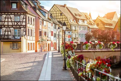 Nous sommes désormais en 2017 ! J'ai 12 ans et ma scolarité se déroule bien. Durant les vacances d'été, ma famille et moi-même sommes partis en vacances en Alsace. Nous avons visité de sublimes villes telles que Strasbourg ou bien Colmar. À la fin de ce périple, nous avons passé deux jours à Europa-Park, en Allemagne. Laquelle de ces photos représente ce très célèbre parc d'attractions ?