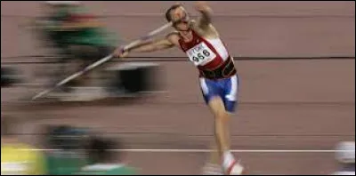 L'année 2011 m'ouvre ses portes, j'ai alors 6 ans. Cette année-là, j'ai effectué ma rentrée à l'école primaire, j'étais déjà au CP ! J'ai aussi effectué ma toute première rentrée dans un club d'athlétisme. Durant mes 11 années de pratique, je me suis spécialisé dans le lancer du javelot. Quel est l'actuel record mondial de cette épreuve (en 2023) ?