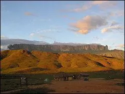 Montagne tabulaire ou tepuy, point culminant de Guyana avec plus de 2 800 m, je porte le mme nom qu'un tat du Brsil :