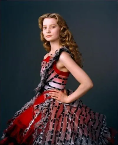 Quand Alice se retrouve avec la Reine Rouge, comment se fait-elle appeler ?