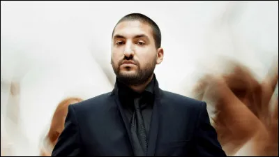 Ce virtuose est compositeur et musicien. Joue-t-il d'un instrument à 2 ''t'' consécutifs ou à un seul ''T'' ?