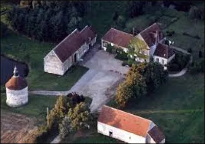 Nous sommes dans le ciel normand, au-dessus du manoir des Touches, à Dorceau. Ancienne commune de l'arrondissement de Mortagne-au-Perche, elle se situe dans le département ...
